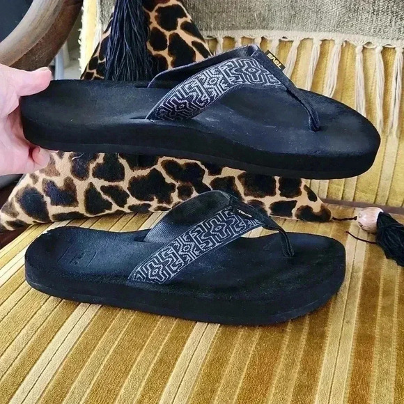 Men's Size 11 Teva Black Flipflops - Picture 6 of 15